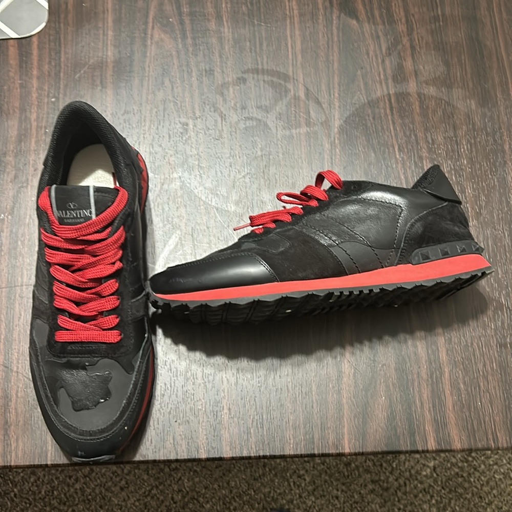 Valentino Garavani  rockrunner red and black sneaker